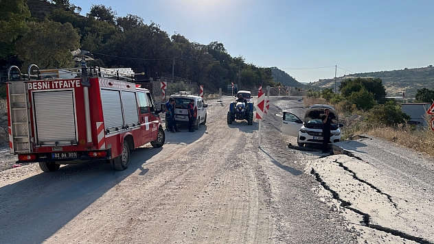 Otomobil, heyelanda yükselen asfalta çarptı