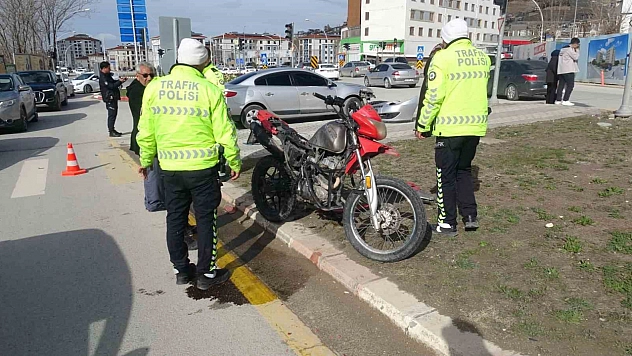 Yayaya çarpan motosiklet sürücüsü kaçtı