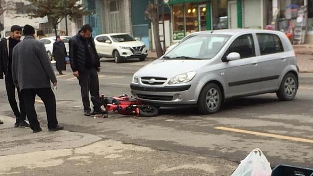 Otomobille bisiklet çarpıştı