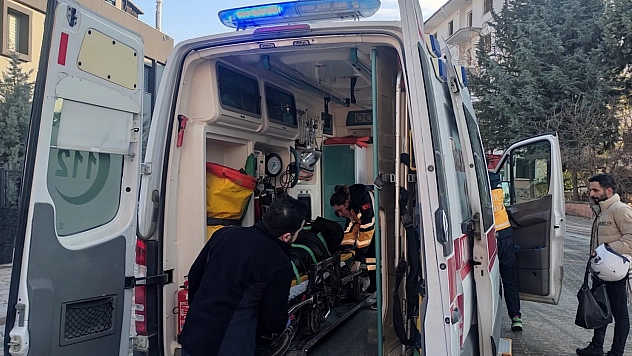 Otomobil ile elektrikli motosiklet çarpıştı