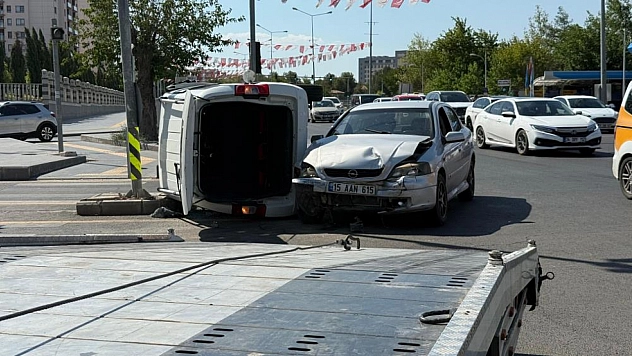 Otomobil ile hafif ticari araç çarpıştı: 1 yaralı