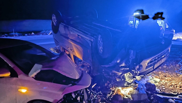 Otomobil ile hafif ticari araç çarpıştı: 5 kişi yaralandı