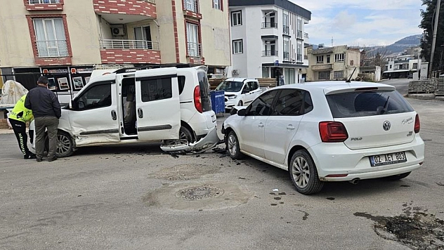 Otomobil ile hafif ticari araç çarpıştı: 1 yaralı