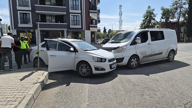 Otomobil ile hafif ticari araç çarpıştı: 1 yaralı