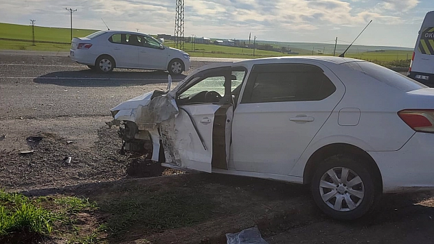 Otomobil ile minibüs çarpıştı: 7 yaralı