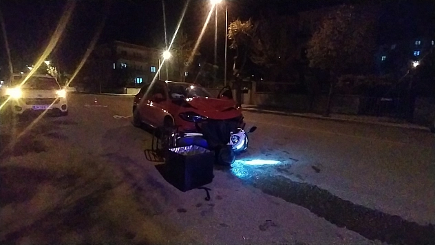 Otomobil ile motosiklet çarpıştı