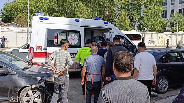 Otomobil ile motosiklet çarpıştı: 1 yaralı