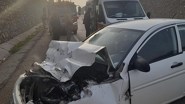 Otomobil ile traktör çarpıştı: 3 yaralı