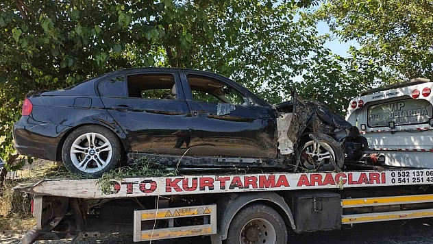 Otomobil kontrolden çıkıp ağaca çarptı