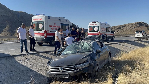 Otomobil kontrolden çıktı, 5 kişi yaralandı