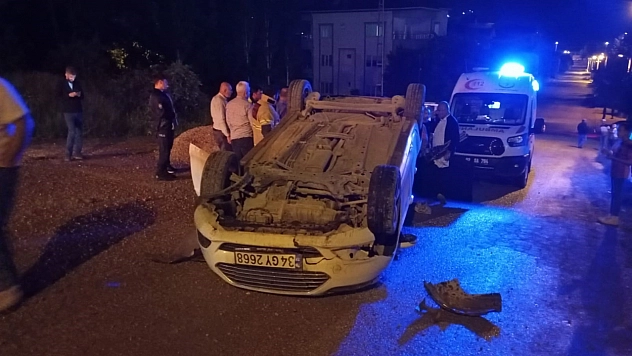 Otomobil kum yığınına çarptı