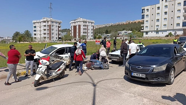 Otomobil motosikletlere çarptı: 3 yaralı