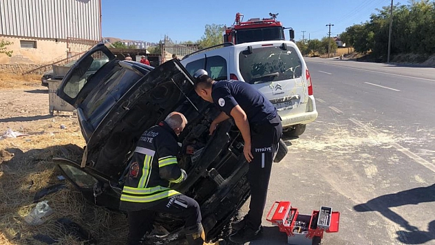 Otomobil park halindeki araca çarptı: 3 yaralı