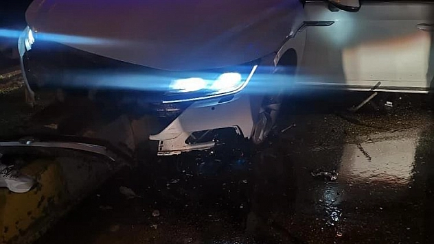 Otomobil refüje çarptı: 2 yaralı