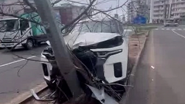 Otomobil refüje çıkıp direğe çarptı: 1 yaralı