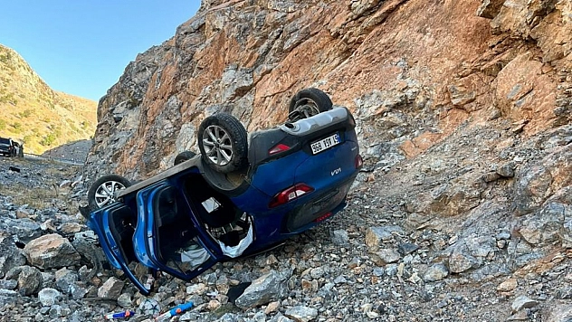 Otomobil şarampole yuvarlandı: 1'i çocuk 5 kişi yaralandı