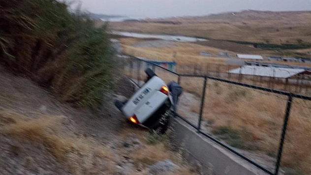 Otomobil şarampole yuvarlandı