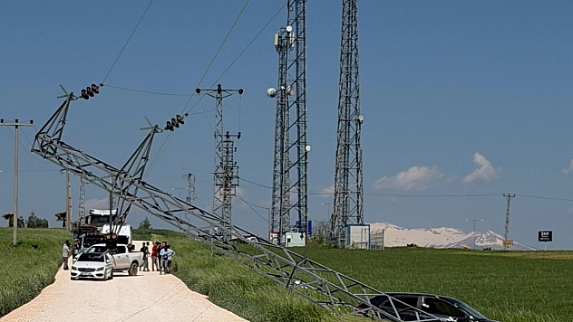 Otomobil tarlaya uçtu, elektrik direğini devirdi!