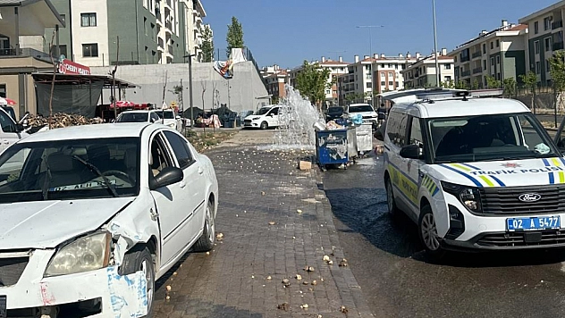 Otomobil yer üstü yangın hidrantını devirip geçti