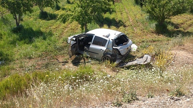 Otomobil şarampole uçtu