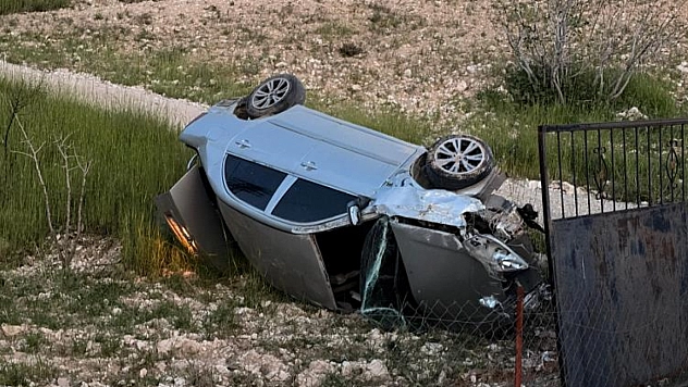 Otomobilin taklalar attığı an kameraya yansıdı