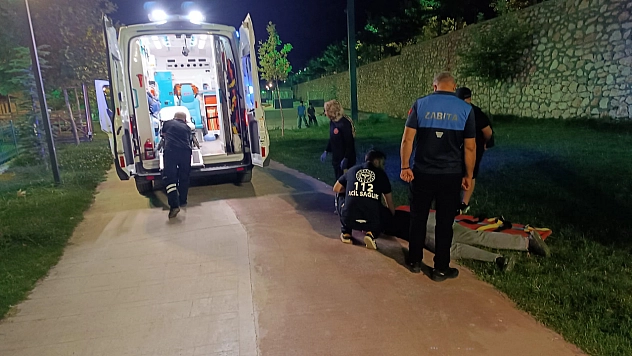 Zabıta ekipleri scooter kazasında yaralanan gencin yardımına koştu