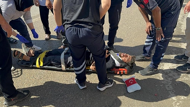 Otomobille motosiklet çarpıştı