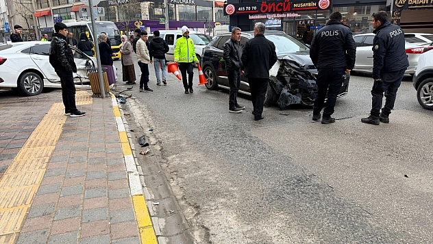 Otomobiller çarpıştı: 2 yaralı