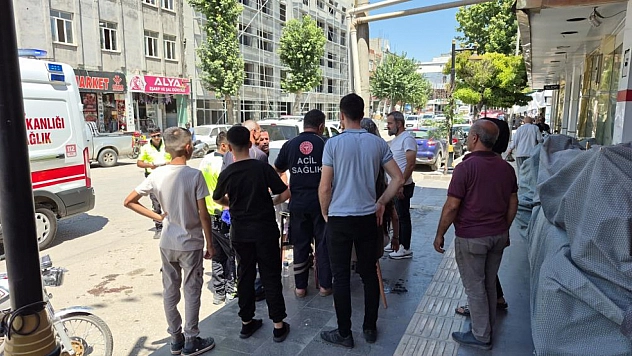 Panelvan araç ile motosiklet çarpıştı: Anne ve 2 çocuğu yaralandı