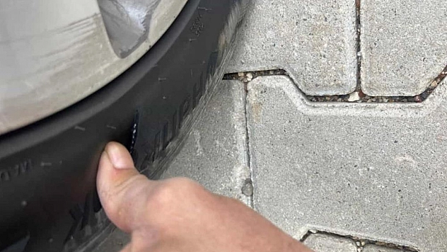 Park halindeki aracın lastiklerini kestiler