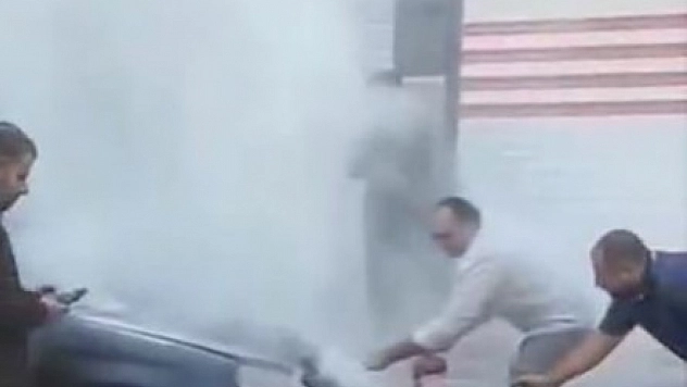 Park halindeki otomobil alev aldı