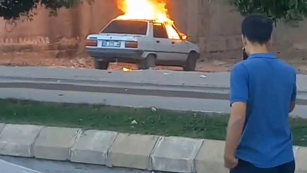 Park halindeki otomobil alev topuna döndü