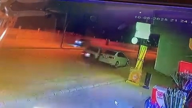 Park halindeki otomobile çarpıp kaçtı
