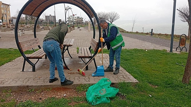 Park ve yeşil alanlarda temizlik çalışması başladı