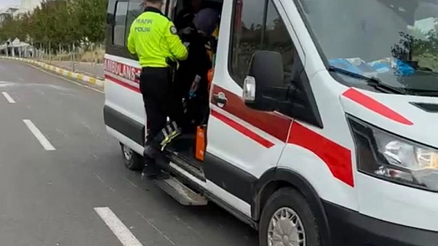 Parke taşına çarpan motosiklet devrildi: 1 yaralı