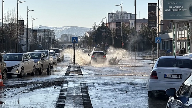 Patlayan ana su borusu trafiği aksattı