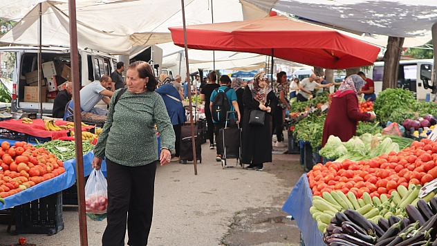 Pazarda fiyat dengesi değişti: Meyveye el değmiyor! İşte güncel pazar fiyatları....