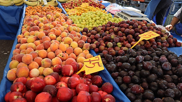 Pazarda fiyat dengesi değişti: Meyveye el değmiyor! İşte güncel pazar fiyatları....