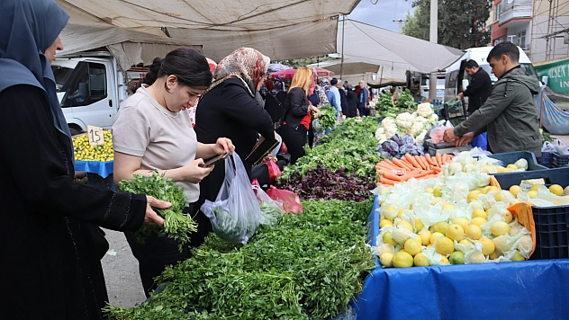 Pazarda ilginç tablo: Domates ucuz, şeftali el yakıyor