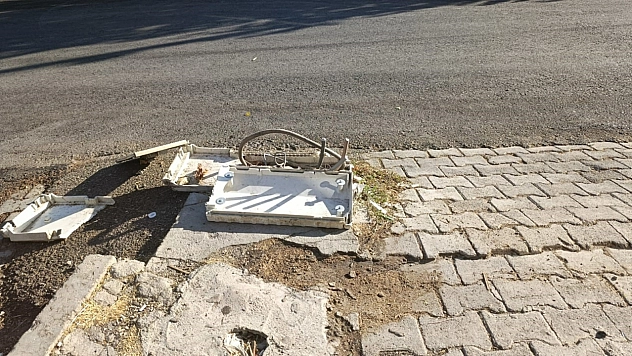 Elektrik kabloları tehlike saçıyor