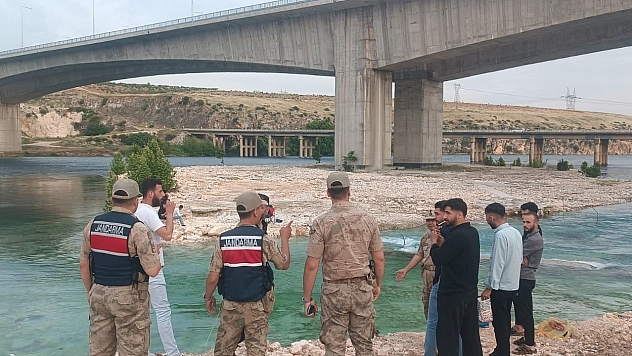 Piknik yapan 8 kişi sular yükselince mahsur kaldı
