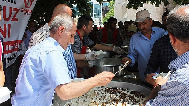 Pilav dağıtıldı