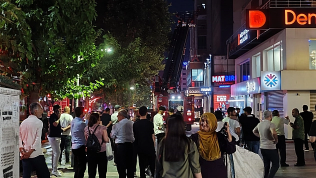 Plazada çıkan yangın korkuttu