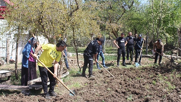 Polis gönüllere dokunuyor