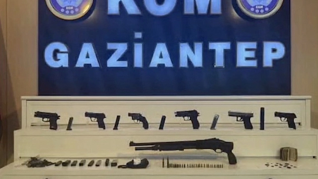 Polis operasyonuyla ortaya çıktı! 7 silah ve 17 tarihi eser