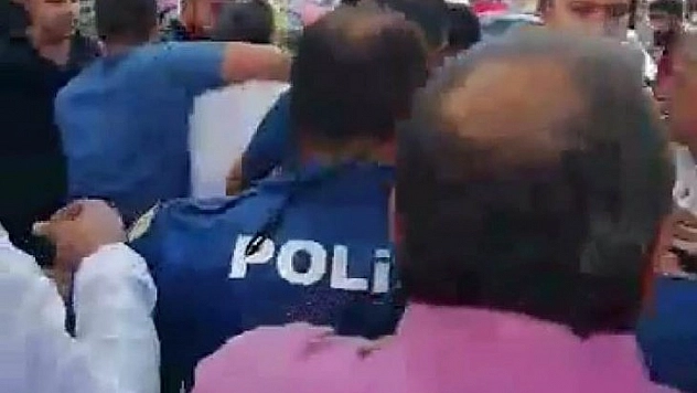 Polis tacizciyi linçten son anda kurtardı