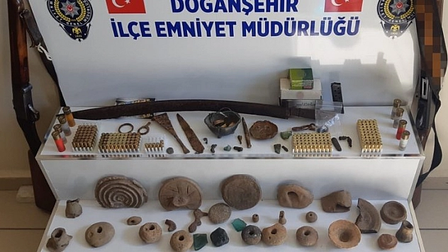 Uyuşturucu ararken tarihi eser bulundu