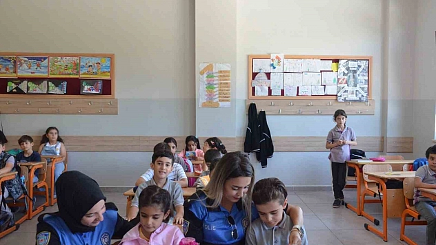 Polisten öğrencilere kitap desteği