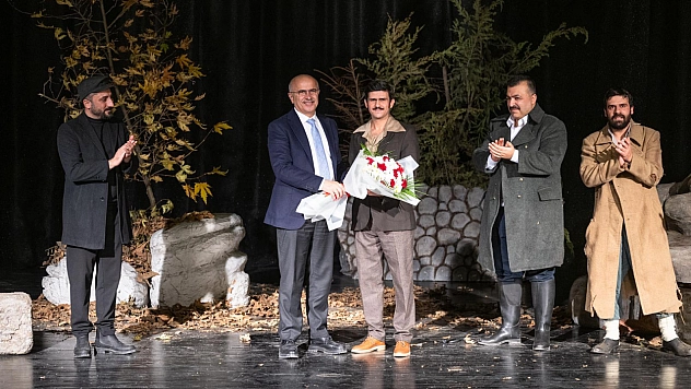 'Pusuda' Tiyatro Oyunu Seyirciden Tam Not Aldı