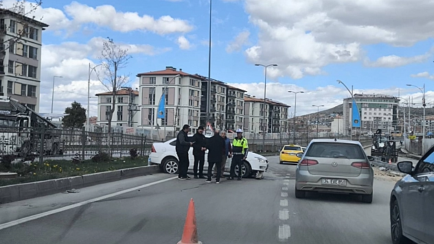 Refüje çarpan otomobil Malatya'da trafiği aksattı